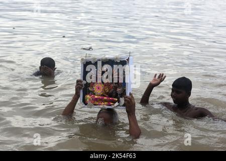 Nicht exklusiv: 5. Oktober 2022, Kalkutta, Indien: In Westbengalen auf Dashomi, den Tonidolen der Göttin Durga zusammen mit ihren vier Kindern, die zu einem riv gebracht wurden Stockfoto