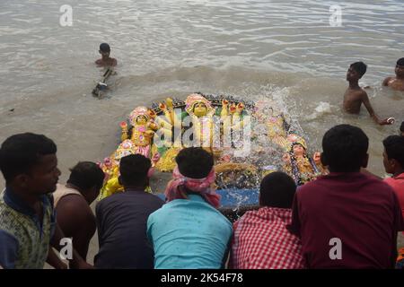 Nicht exklusiv: 5. Oktober 2022, Kalkutta, Indien: In Westbengalen auf Dashomi, den Tonidolen der Göttin Durga zusammen mit ihren vier Kindern, die zu einem riv gebracht wurden Stockfoto