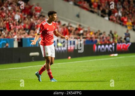 Lissabon, Portugal. 05. Oktober 2022. Alexander Bah von Benfica reagiert während des UEFA Champions League-Fußballspiels der Gruppe H zwischen SL Benfica und Paris Saint-German im Estadio da Luz. Endergebnis: SL Benfica 1:1 Paris Saint-Germain. (Foto von Hugo Amaral/SOPA Images/Sipa USA) Quelle: SIPA USA/Alamy Live News Stockfoto