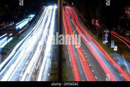 München, Deutschland. 06. Oktober 2022. In der frühen Morgenhushhour fahren Autos über die mittlere Ringstraße. Quelle: Sven Hoppe/dpa/Alamy Live News Stockfoto