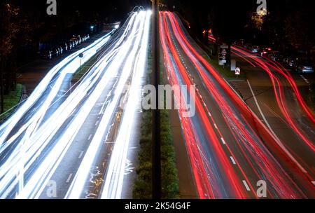 München, Deutschland. 06. Oktober 2022. In der frühen Morgenhushhour fahren Autos über die mittlere Ringstraße. Quelle: Sven Hoppe/dpa/Alamy Live News Stockfoto