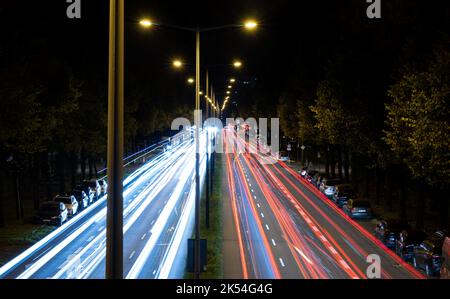 München, Deutschland. 06. Oktober 2022. In der frühen Morgenhushhour fahren Autos über die mittlere Ringstraße. Quelle: Sven Hoppe/dpa/Alamy Live News Stockfoto