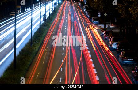 München, Deutschland. 06. Oktober 2022. In der frühen Morgenhushhour fahren Autos über die mittlere Ringstraße. Quelle: Sven Hoppe/dpa/Alamy Live News Stockfoto