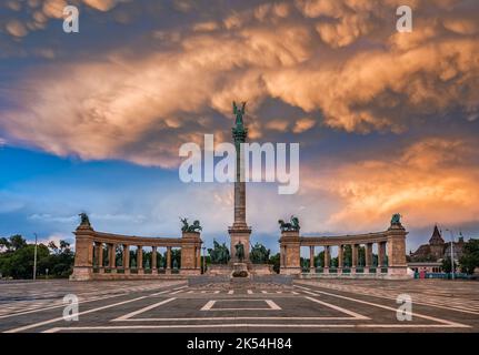 Budapest, Ungarn - einzigartige Mammatuswolken über dem Heldenplatz Millennium Monument in Budapest nach einem schweren Gewitter an einem Sommernachmittag bei Sonnenuntergang Stockfoto
