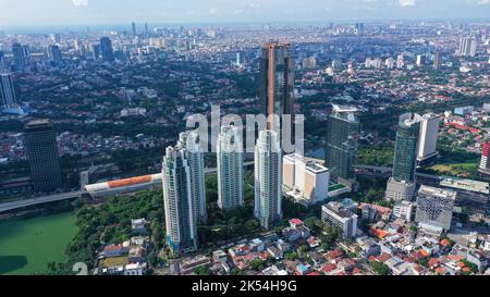 Luftaufnahme von Jakarta von der Sudirman Street am Morgen mit Blick auf Gebäude und Stoßzeiten Stockfoto