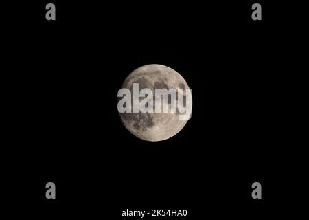 Vollmond in den dunklen Himmel Stockfoto