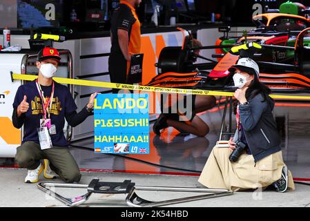 Suzuka, Japan, 06/10/202, 2, Lando Norris (GBR) McLaren Fans. 06.10.2022. Formel 1 Weltmeisterschaft, Rd 18, Großer Preis Von Japan, Suzuka, Japan, Tag Der Vorbereitung. Bildnachweis sollte lauten: XPB/Press Association Images. Stockfoto