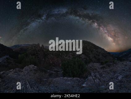 Eine Luftaufnahme der Berge unter der glückseligen Milchstraße am Himmel Stockfoto