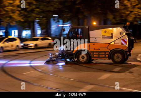 München, Deutschland. 06. Oktober 2022. Am frühen Morgen fährt eine Kehrmaschine über eine Straße. Quelle: Sven Hoppe/dpa/Alamy Live News Stockfoto