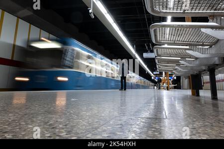 München, Deutschland. 06. Oktober 2022. Eine U-Bahn fährt in einen Bahnhof ein. Quelle: Sven Hoppe/dpa/Alamy Live News Stockfoto