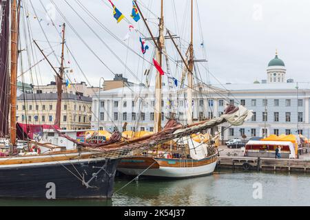 Traditioneller baltischer Heringsmarkt in Helsinki (Silakkamarkkinat) auf dem Marktplatz in Helsinki, Finnland Stockfoto