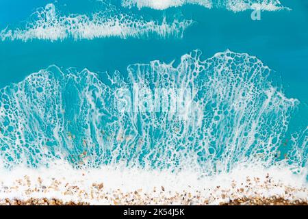 Kunstharz mit blauen Meereswellen und Sandstrand. Meereshintergrund aus Epoxidharz Kunst Stockfoto