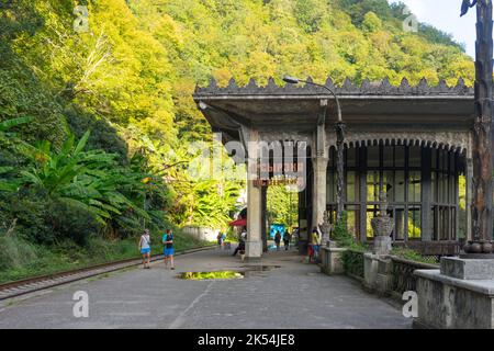 Neue Athos, Abkhazia-September 17, 2018: die Ruinen eines verlassenen Bahnhof Psyrtskha Stockfoto