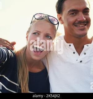 Aufgeregt junges Paar. Ein aufgeregt junges Paar, das eine gute Zeit im Freien hat. Stockfoto