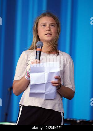 File photo dated 25/06/22 of Climate activist Greta Thunberg speaking on the Pyramid Stage during the Glastonbury Festival at Worthy Farm in Somerset. Greta Thunberg hat enthüllt, wie die Diagnose des Asperger-Syndroms ihren Ansatz zur Klimakrise geprägt hat. Ausgabedatum: Donnerstag, 6. Oktober 2022. Stockfoto