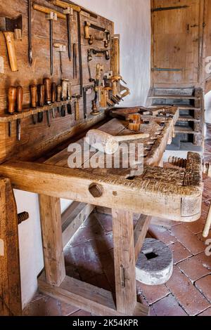 Ein Innenraum des Kartäuserklosters Ittingen mit Arbeitstisch und Werkzeugen Stockfoto