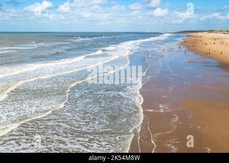Strand mit Wellen, Scheveningen Küste, Nordsee, Niederlande. Stockfoto