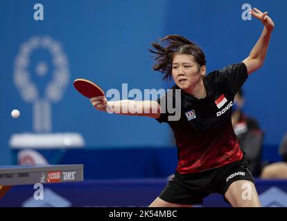 CHENGDU, CHINA - 6. OKTOBER 2022 - Wang Xinru aus Singapur tritt beim Frauenspiel zwischen Chinesen und S gegen Li Yuzhun aus dem chinesischen Taipeh an Stockfoto