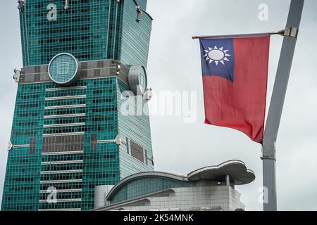 Taipeh. 06. Oktober 2022. Flagge der Republik China auf dem Liberty Square in Taipei, Taiwan am 06/10/2022 vor der Feier des Nationaltages (10. Oktober, genannt 10/10) von Wiktor Dabkowski Quelle: dpa/Alamy Live News Stockfoto