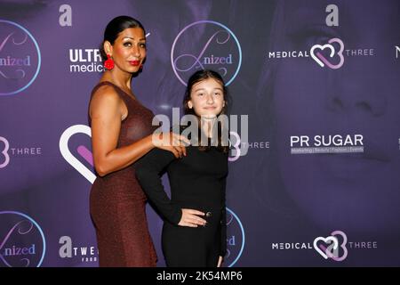 Achtung : Freigabe für das Kind durch die Mutter, Helena ist auch in Bauer sucht Frau zu sehen. Bozena Maina und Tochter Helena Maina beim Grand Ope Stockfoto