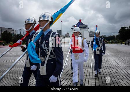 Taipeh. 06. Oktober 2022. Taiwanesische Soldaten begrüßen den Präsidenten der Republik Palau, Surangel Whipps Jr., am 06/10/2022 auf dem Liberty Square in Taipei, Taiwan.Palau ist eines von 13 Ländern, die diplomatische Beziehungen zu Taiwan unterhalten. Whipps kam nach Taipeh, um an der Feier des Nationaltages (10. Oktober, genannt 10/10) teilzunehmen von Wiktor Dabkowski Credit: dpa/Alamy Live News Stockfoto