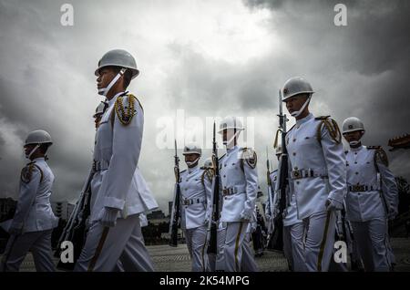 Taipeh. 06. Oktober 2022. Taiwanesische Soldaten begrüßen den Präsidenten der Republik Palau, Surangel Whipps Jr., am 06/10/2022 auf dem Liberty Square in Taipei, Taiwan.Palau ist eines von 13 Ländern, die diplomatische Beziehungen zu Taiwan unterhalten. Whipps kam nach Taipeh, um an der Feier des Nationaltages (10. Oktober, genannt 10/10) teilzunehmen von Wiktor Dabkowski Credit: dpa/Alamy Live News Stockfoto