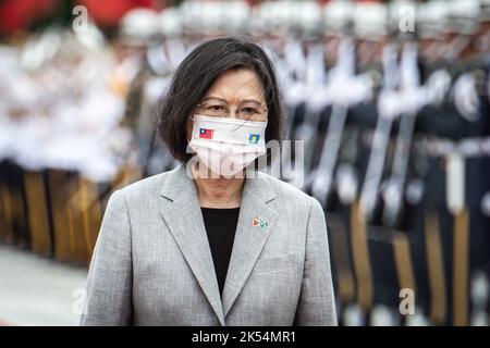 Taipeh. 06. Oktober 2022. Der taiwanesische Präsident Tsai Ing-wen während der Begrüßungszeremonie des Präsidenten der Republik Palau, Surangel Whipps Jr. (nicht im Bild), am 06. Oktober 10/2022 auf dem Liberty Square in Taipei, Taiwan, ist Palau eines von 13 Ländern, die diplomatische Beziehungen zu Taiwan unterhalten. Whipps kam nach Taipeh, um an der Feier des Nationaltages (10. Oktober, genannt 10/10) teilzunehmen von Wiktor Dabkowski Credit: dpa/Alamy Live News Stockfoto