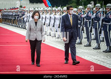 Taipeh. 06. Oktober 2022. Der taiwanesische Präsident Tsai Ing-wen (L) begrüßt den Präsidenten der Republik Palau, Surangel Whipps Jr., am 06/10/2022 auf dem Liberty Square in Taipei, Taiwan. Palau ist eines von 13 Ländern, die diplomatische Beziehungen zu Taiwan unterhalten. Whipps kam nach Taipeh, um an der Feier des Nationaltages (10. Oktober, genannt 10/10) teilzunehmen von Wiktor Dabkowski Credit: dpa/Alamy Live News Stockfoto