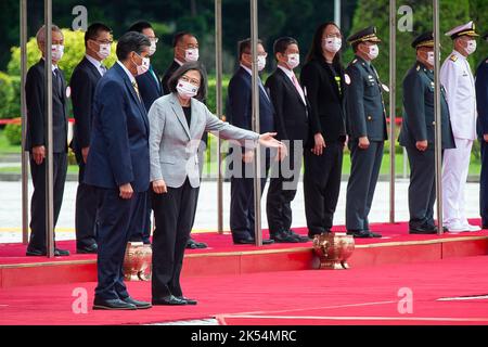 Taipeh. 06. Oktober 2022. Der taiwanesische Präsident Tsai Ing-wen (R) begrüßt den Präsidenten der Republik Palau, Surangel Whipps Jr., am 06/10/2022 auf dem Liberty Square in Taipei, Taiwan. Palau ist eines von 13 Ländern, die diplomatische Beziehungen zu Taiwan unterhalten. Whipps kam nach Taipeh, um an der Feier des Nationaltages (10. Oktober, genannt 10/10) teilzunehmen von Wiktor Dabkowski Credit: dpa/Alamy Live News Stockfoto