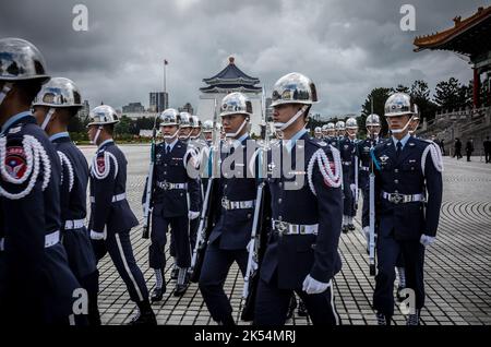 Taipeh. 06. Oktober 2022. Taiwanesische Soldaten begrüßen den Präsidenten der Republik Palau, Surangel Whipps Jr., am 06/10/2022 auf dem Liberty Square in Taipei, Taiwan.Palau ist eines von 13 Ländern, die diplomatische Beziehungen zu Taiwan unterhalten. Whipps kam nach Taipeh, um an der Feier des Nationaltages (10. Oktober, genannt 10/10) teilzunehmen von Wiktor Dabkowski Credit: dpa/Alamy Live News Stockfoto