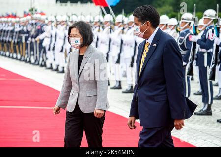 Taipeh. 06. Oktober 2022. Der taiwanesische Präsident Tsai Ing-wen (L) begrüßt den Präsidenten der Republik Palau, Surangel Whipps Jr., am 06/10/2022 auf dem Liberty Square in Taipei, Taiwan. Palau ist eines von 13 Ländern, die diplomatische Beziehungen zu Taiwan unterhalten. Whipps kam nach Taipeh, um an der Feier des Nationaltages (10. Oktober, genannt 10/10) teilzunehmen von Wiktor Dabkowski Credit: dpa/Alamy Live News Stockfoto