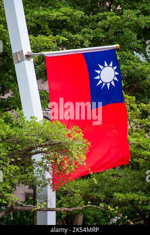 Taipeh. 06. Oktober 2022. Flagge der Republik China auf dem Liberty Square in Taipei, Taiwan am 06/10/2022 vor der Feier des Nationaltages (10. Oktober, genannt 10/10) von Wiktor Dabkowski Quelle: dpa/Alamy Live News Stockfoto