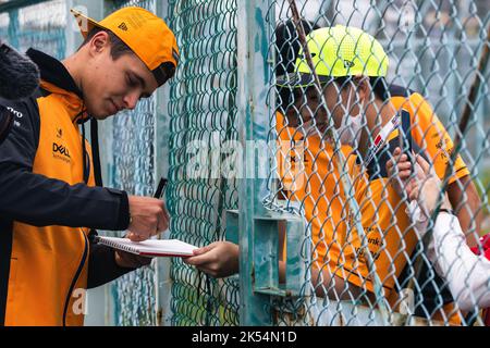 Suzuka, Japan, 06/10/202, 2, Lando Norris (GBR) McLaren signiert Autogramme für die Fans. 06.10.2022. Formel 1 Weltmeisterschaft, Rd 18, Großer Preis Von Japan, Suzuka, Japan, Tag Der Vorbereitung. Bildnachweis sollte lauten: XPB/Press Association Images. Stockfoto