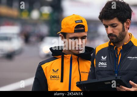 Suzuka, Japan, 06/10/202, 2, Lando Norris (GBR) McLaren begibt sich mit Jose Manuel Lopez Garcia (ESP) McLaren Lead Performance Engineer auf die Rennstrecke. 06.10.2022. Formel 1 Weltmeisterschaft, Rd 18, Großer Preis Von Japan, Suzuka, Japan, Tag Der Vorbereitung. Bildnachweis sollte lauten: XPB/Press Association Images. Stockfoto