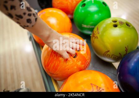 Bowling-Kugeln aus nächster Nähe. Wege mit Bällen und Pins zum Bowling. Ein lustiges Spiel für das Unternehmen. Stockfoto