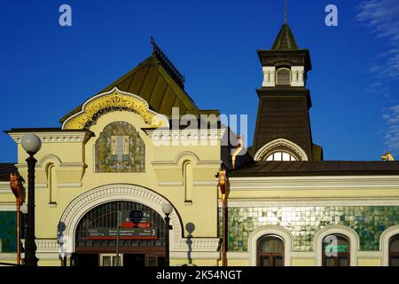 Wladiwostok, Russland-12. Juni 2020: Stadtlandschaft mit Blick auf das alte Bahnhofsgebäude. Stockfoto