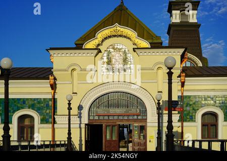 Wladiwostok, Russland-12. Juni 2020: Stadtlandschaft mit Blick auf das alte Bahnhofsgebäude. Stockfoto