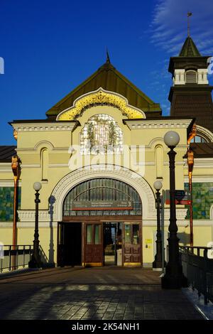 Wladiwostok, Russland-12. Juni 2020: Stadtlandschaft mit Blick auf das alte Bahnhofsgebäude. Stockfoto