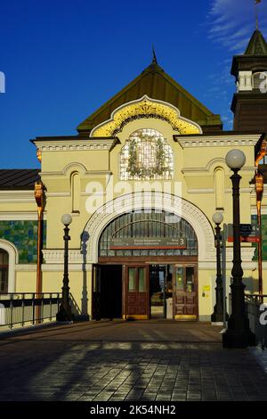 Wladiwostok, Russland-12. Juni 2020: Stadtlandschaft mit Blick auf das alte Bahnhofsgebäude. Stockfoto