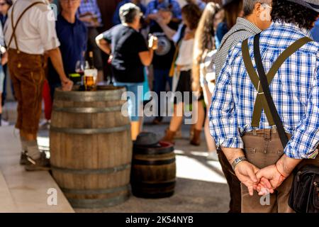 Deutsche in Spanien feiern das oktoberfest Stockfoto