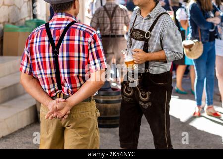 Deutsche in Spanien feiern das oktoberfest Stockfoto