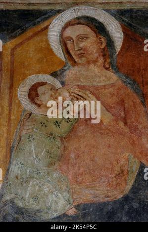 Madonna und Kind. Schule von Giotto Fresco, gemalt in den 1300s Jahren und bekannt als Madonna del Latte (Madonna der Milch). Im mittelalterlichen Chiesa di San Nicolò al Porto in Lazise, am Gardasee, Veneto, Italien. Stockfoto