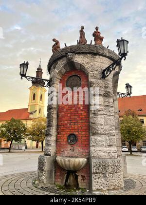 Eine vertikale Aufnahme eines alten Trinkwasserbrunnens auf dem Hauptplatz von Karlovac, Kroatien Stockfoto