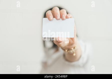 Leere Kreditkarte in der Hand einer Frau. Stockfoto