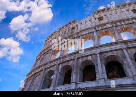 Blick auf das Kolosseum in Rom, Italien. Stockfoto