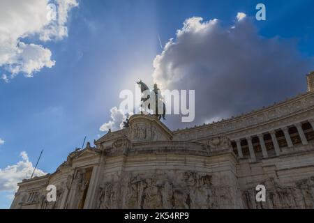 Der majestätische Altar des Vaterlandes in Rom: Er ist das Wahrzeichen Italiens in der Welt, Symbol des Wandels, des Risorgimento und der Verfassung. Stockfoto