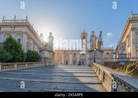 Kapitolshügel in Rom, Italien: Auf dem Hintergrund Statue des römischen Imperators Marcus Aurelius vor dem Palazzo Senatorio. Stockfoto