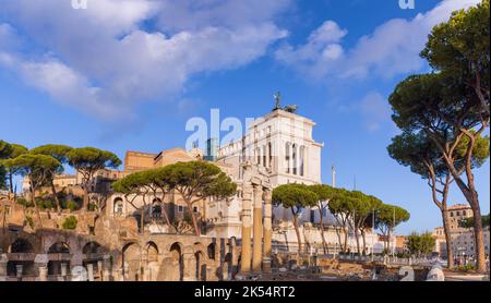 Stadtansicht von Forum Romanum und Altare della Patria im historischen Zentrum des antiken Roms. Stockfoto