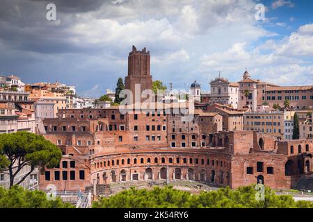 Panoramablick auf den Markt von Trajan (Mercati Traianei) auf der Via dei Fori Imperiali in Rom, Italien.