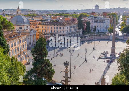 Blick auf die Piazza del Popolo (Volksplatz) in Rom, Italien. Skyline von Rom: Die Kirchen Santa Maria in Montesanto und Santa Maria dei Miracoli. Stockfoto